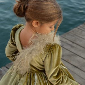 Abito bimba fatal con piume e punti luce