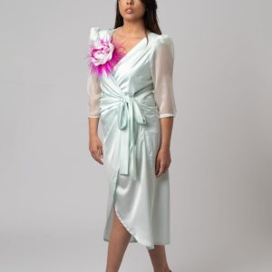 Abito in seta acqua marina con manica in chiffon e fiore in piume di struzzo