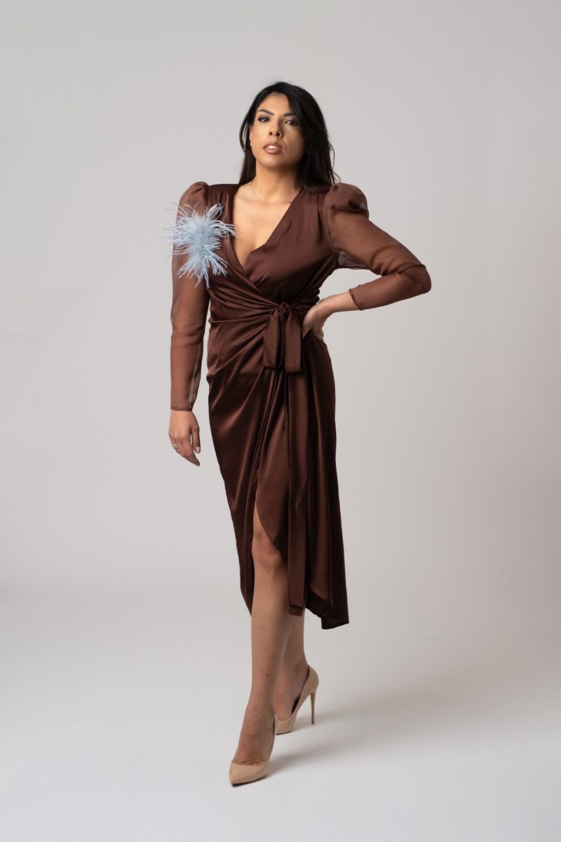 Abito in seta marrone con manica in chiffon e spilla in piume di struzzo - immagine 4