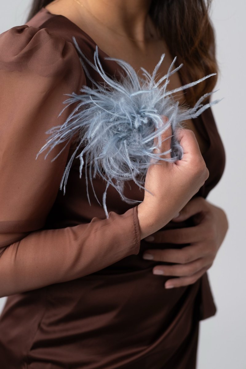 Abito in seta marrone con manica in chiffon e spilla in piume di struzzo - immagine 5