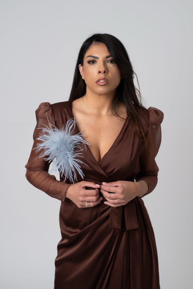 Abito in seta marrone con manica in chiffon e spilla in piume di struzzo - immagine 2