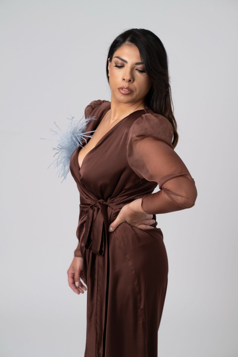 Abito in seta marrone con manica in chiffon e spilla in piume di struzzo - immagine 3
