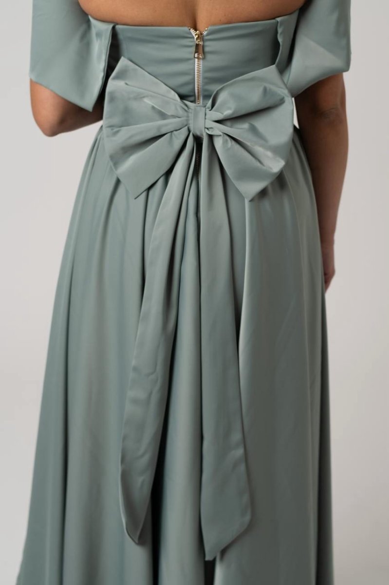 Abito in seta verde salvia con incrocio avanti e fiocco dietro - immagine 4