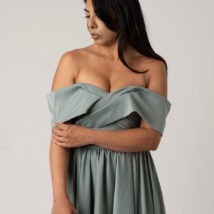 Abito in seta verde salvia con incrocio avanti e fiocco dietro