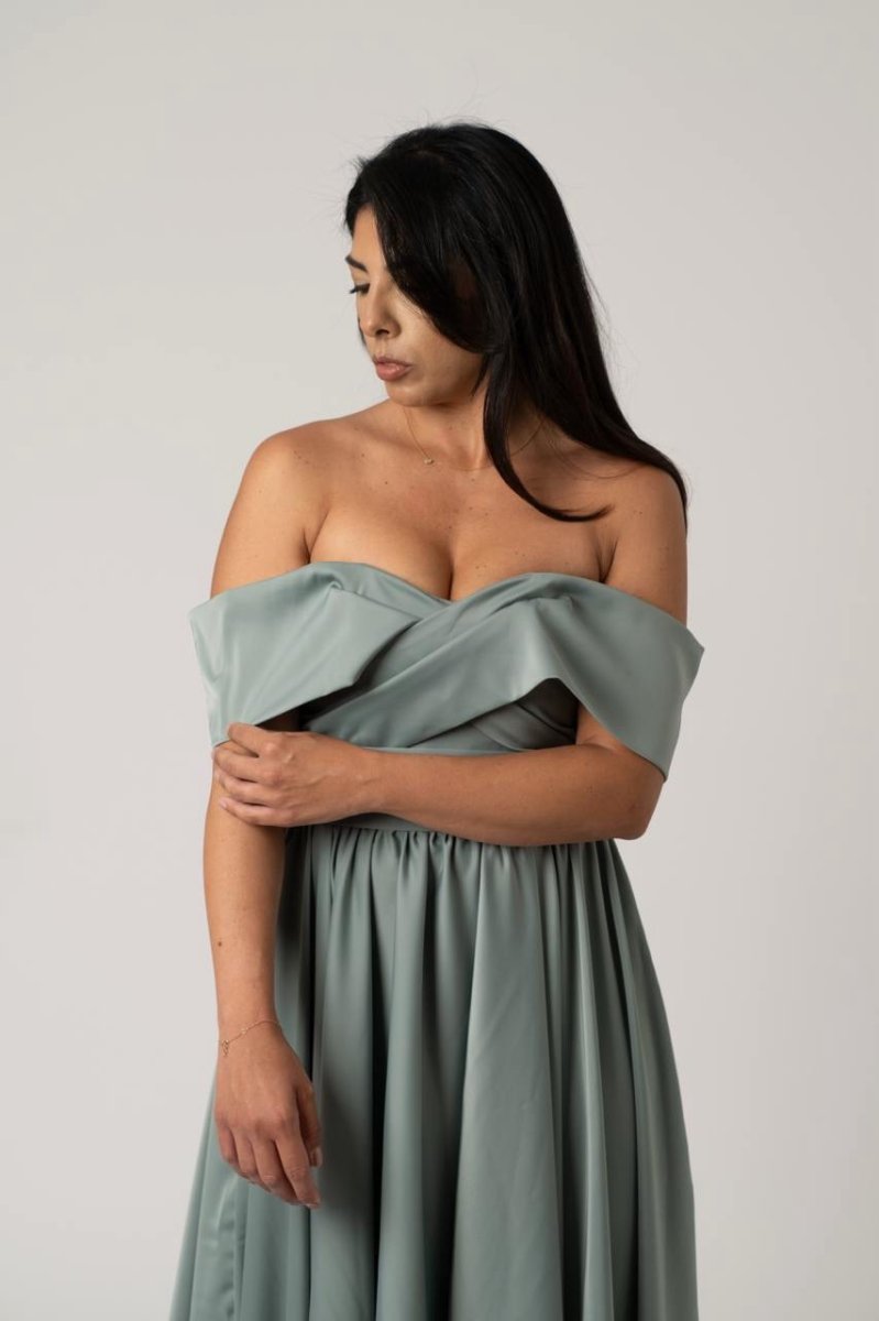 Abito in seta verde salvia con incrocio avanti e fiocco dietro