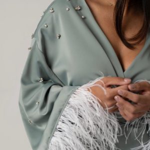 Blusa in seta verde salvia con piume di struzzo e punti luce