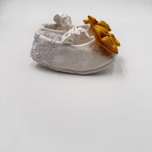 Ballerina in pizzo con fiocco giallo in seta