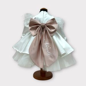 Abito in seta con piume e fiocco personalizzato