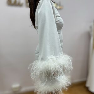 Abito in velluto con piume di struzzo