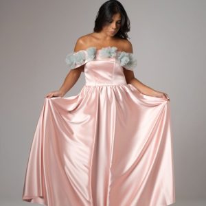 Abito in seta rosa chiaro con dettagli verde salvia