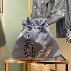 Borsa in seta con dettaglio decoro polvere