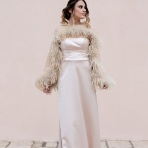 Abito in seta con cappa in chiffon