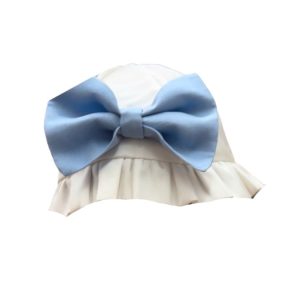 Cappello bianco in organza con fiocco celeste