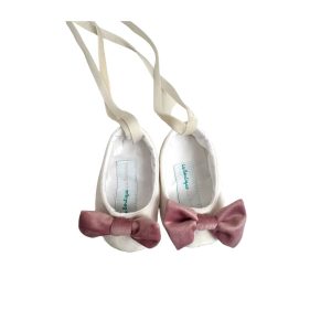 Scarpina in velluto panna con fiocco rosa