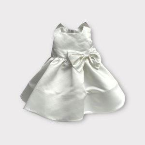 Abito in duchesse con fiocco dietro le spalle e code lunghe personalizzate