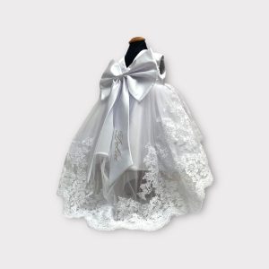 Abito in seta con coda  e pizzo