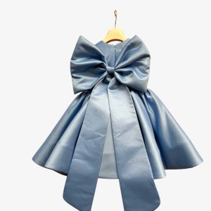 Abito in duchesse con fiocco dietro le spalle e code lunghe