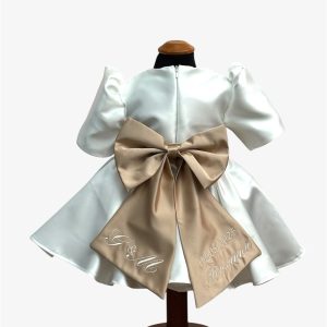 Abito in seta con cintura e fiocco personalizzato in oro