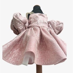 Abito morena rivestito con tulle glitter