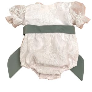 Pagliaccetto
In pizzo Grace con cintura verde e fiocco personalizzato