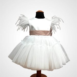 Abito in seta con piume e tulle e cintura rosa personalizzata