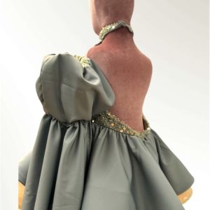 Abito in seta verde salvia con
Corpino di perline e manicotti con strascico