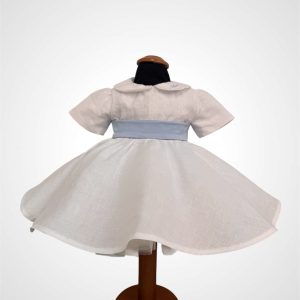 Abito in puro lino con pizzo sul corpetto e collo tondo personalizzato e fiocco in seta azzurra personalizzata