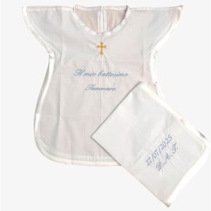 Veste battesimale
In cotone e scritta azzurra