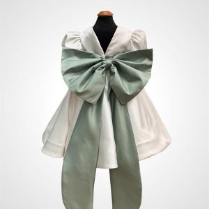 Abito in seta mezza manica a sbuffo scollo a V con fiocco verde e code lunghe